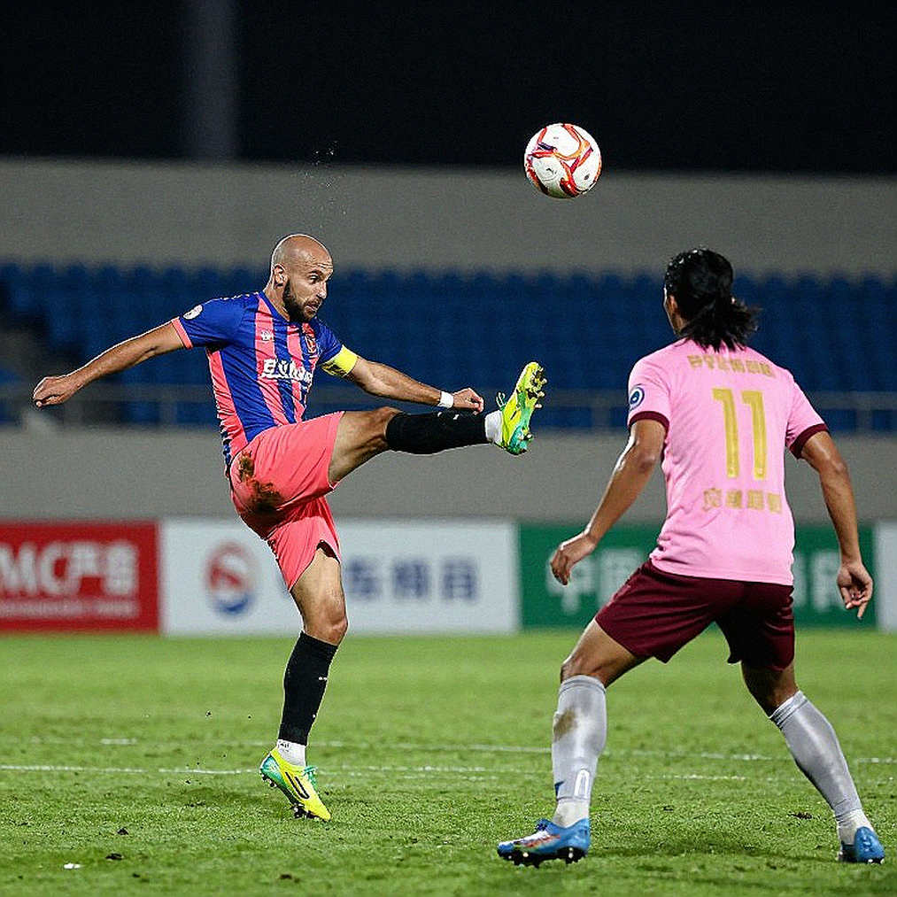 स्किवर्टन का इलाज शुरू होने से पहले AFC विंबलडन के सामने असली सवाल — बैकरूम की खाली कुर्सी कौन भरेगा